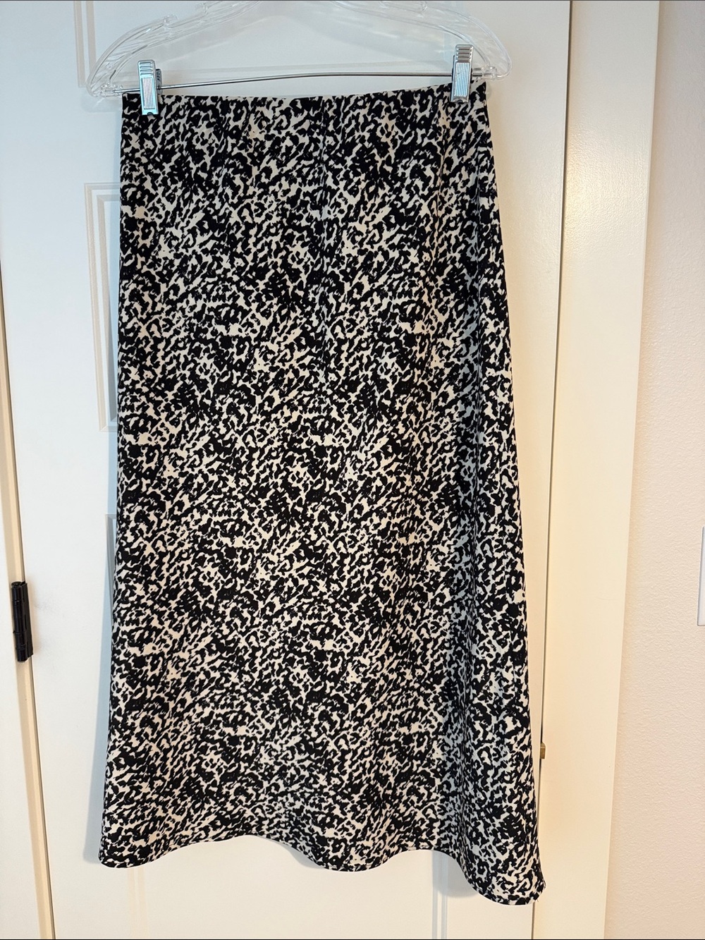 Evereve Black and Cream Animal-Print Midi Skirt